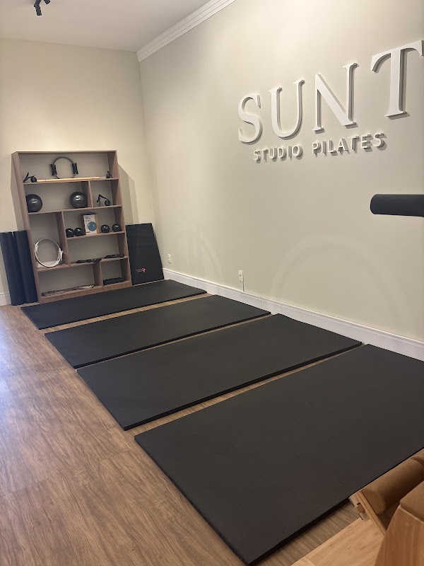 Espaço para exercícios no solo do SUNT Studio.